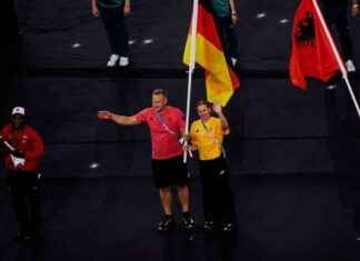 Olympia Abschlussfeier: Athleten stürmen Bühne, Tom Cruise fliegt vom Dach news-12082024-015823