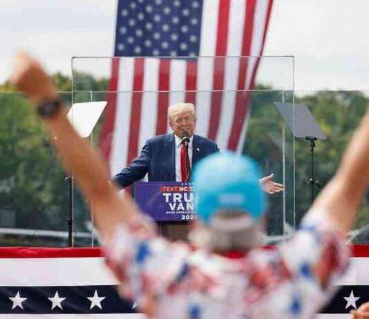 Trump poltert nach Anschlag: Draußen wieder hinter Glas news-22082024-044803