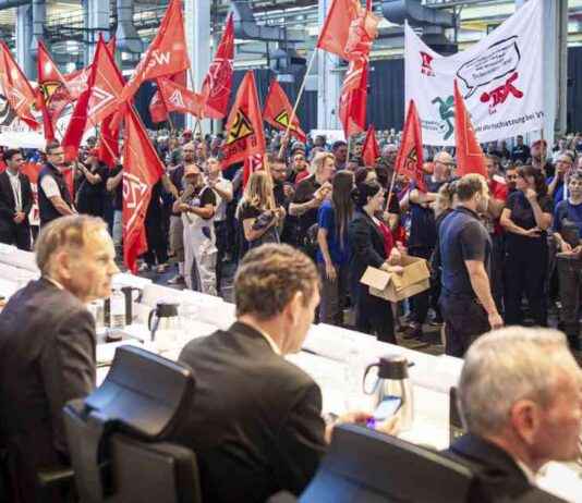 VW-Chefs verteidigen Sparkurs, Belegschaft demonstriert – Analyse und Reaktionen news-04092024-131011